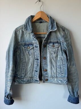 (M) American Eagle Outfitters Light Wash Denim Jacket - Blue